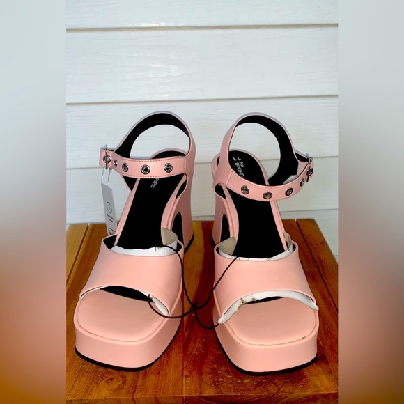 No Boundaries Shoes - Women’s NWT No Boundaries Pink  Grommet Heels W/ Edgy Studs strap size 11